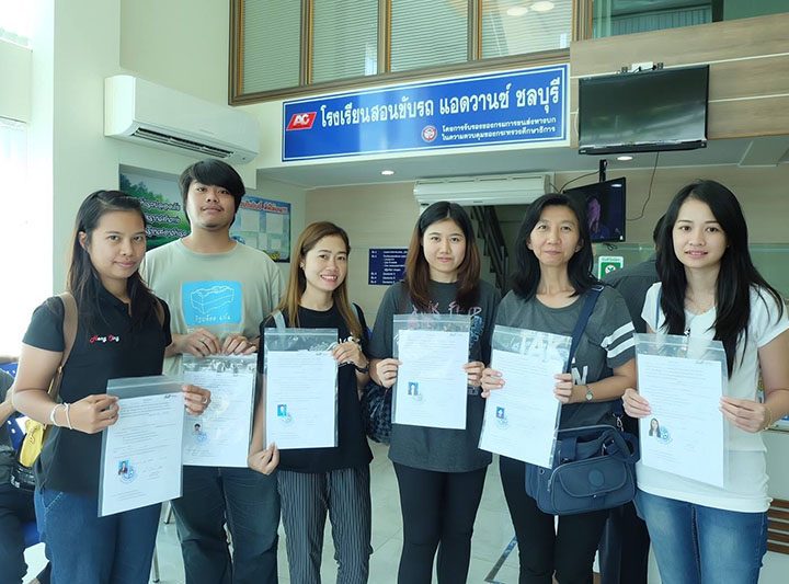 บรรยากาศ นร.รับหนังสือรับรอง